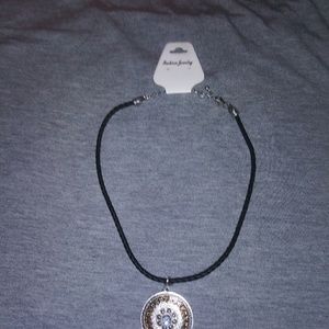 💜Silver, gold & crystal medallion w/ clasp.